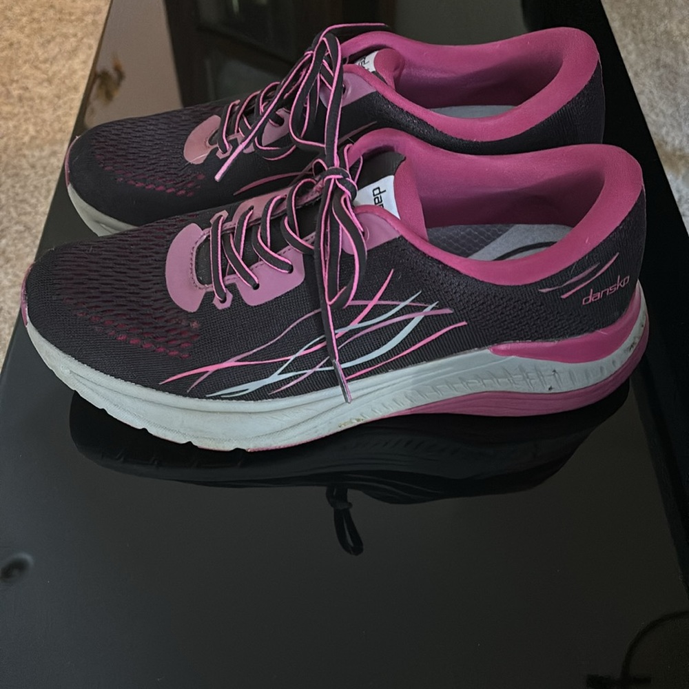 black athletic shoes size 40, gently worn in good condition. - Picture 2 of 7